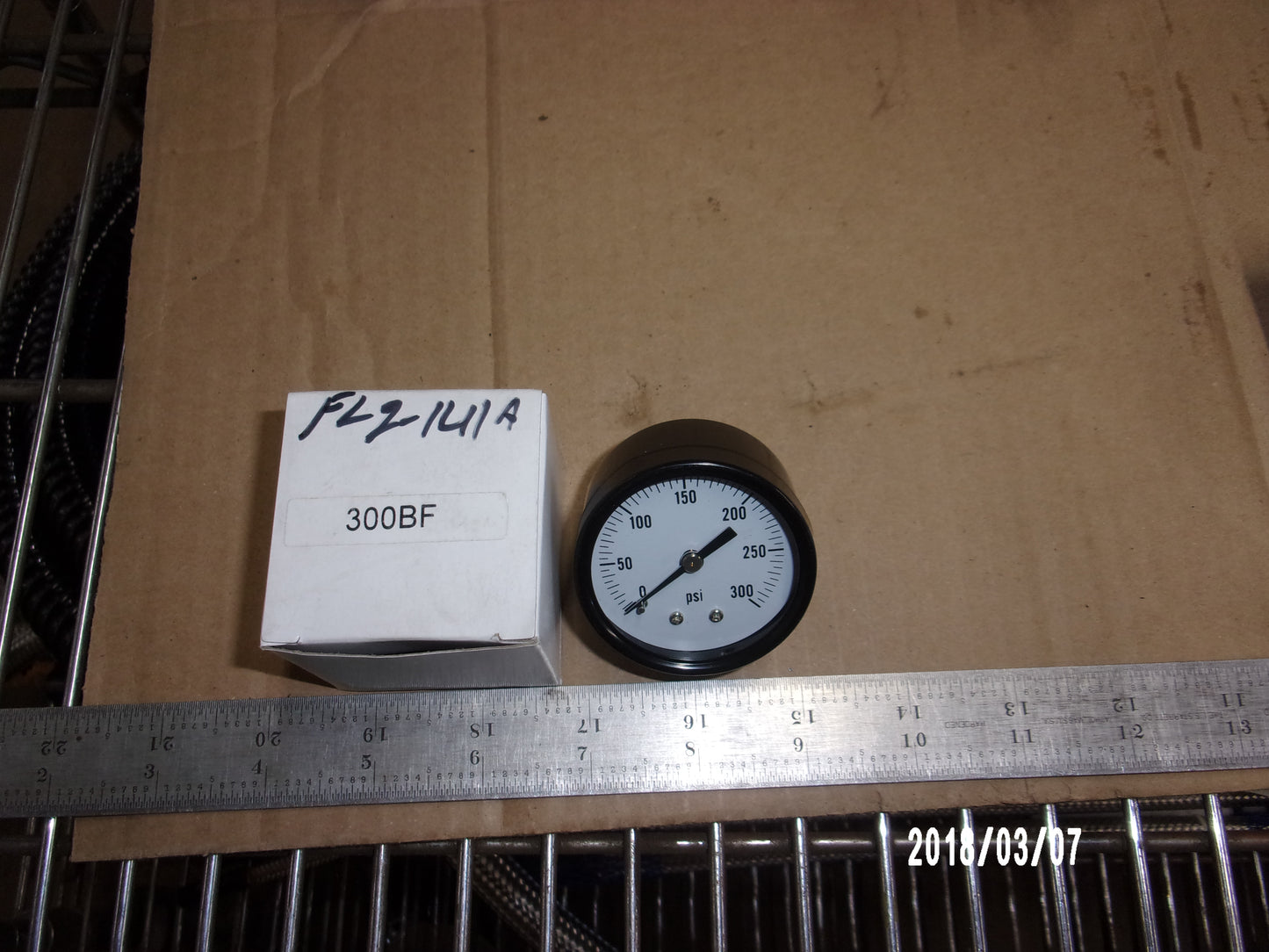 FL2-141A GAUGE 0-300 PSI, CENTER BACK INLET 1/4 inch